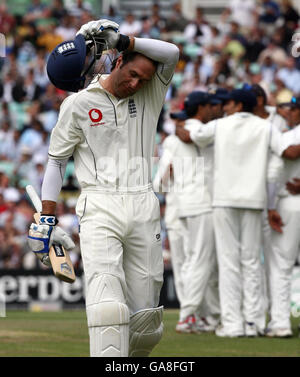 England captain Michael Vaughan shows his dejection after he was out for for 42 during the fifth day of theThird npower Test match against India at The Brit Oval, Kennington, London. Stock Photo