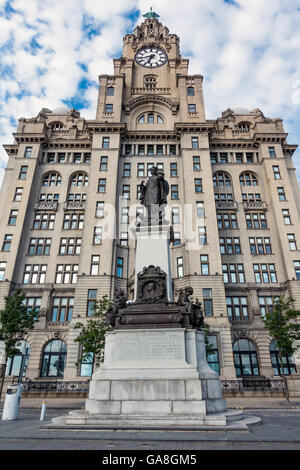 Sir Alfred Lewis Jones Memorial fronting the Royal Liver Building.  Statue of 'Liverpool' on Top. Stock Photo