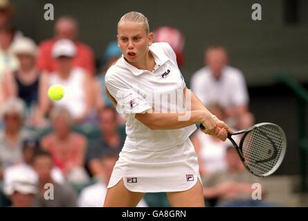 Tennis, Wimbledon 2001, Fourth Round. Jelena Dokic in action against Lindsay Davenport Stock Photo