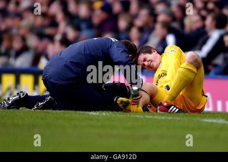 Soccer - FA Barclaycard Premiership - Everton v Leeds United. Leeds United's Harry Kewell (r) receives treatment after a late tackle during the game with Everton Stock Photo