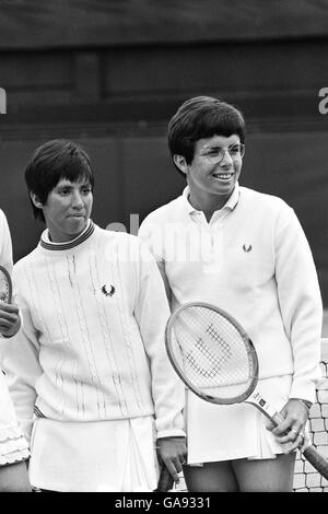 (L-R) Rosie Casals and Billie Jean King pose for pictures before the final Stock Photo