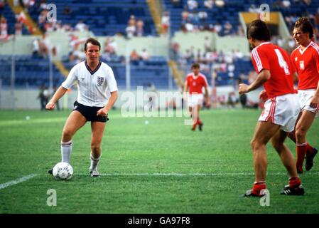 Soccer - World Cup Mexico 86 - Group F - England v Poland. England's Trevor Steven takes on the Poland defence Stock Photo