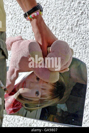 RE-CROP. Kate McCann carries a photo of her missing daughter Madeleine and 'cuddle cat' one of her toys in Praia Da Luz, Portugal. ... Girl missing in Algarve ... 15-05-2007 ... Praia Da Luz ... Portugal ... Stock Photo