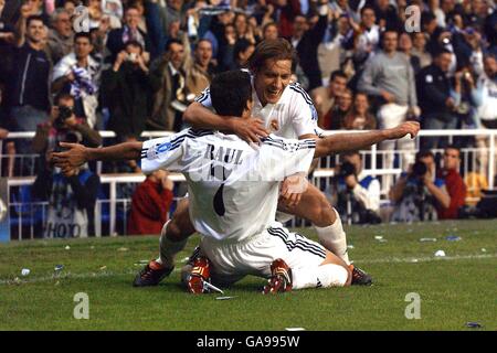 Real Madrid's Gonzalez Raul (l) celebrates his goal against Barcelona with teammate Michel Salgado Stock Photo