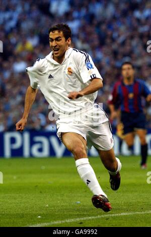 Real Madrid's Gonzalez Raul (l) celebrates his goal against Barcelona Stock Photo