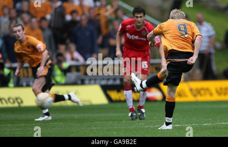 Soccer - Coca-Cola Football Championship - Wolverhampton Wanderers v Norwich City - Molineux. Andrew Keogh fires in Wolverhamptom Wanderers' second goal during the Coca-Cola Football Championship match at the Molineux, Wolverhampton. Stock Photo