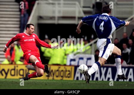 Soccer - AXA FA Cup - Quarter Final - Middlesbrough v Everton. Middlesbrough's Noel Whelan shoots and scores the opening goal against Everton despite the run back from Alan Stubbs Stock Photo