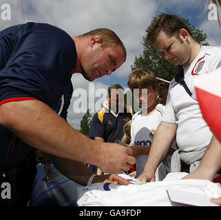 Rugby Union - England O2 Scrum In The Park - Regents Park. England captain Phil Vickery signs autographs during the O2 Scrum In The Park day in Regents Park, London. Stock Photo