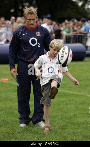 Rugby Union - England O2 Scrum In The Park - Regents Park. England's Jonny Wilkinson teaches a young player how to kick during the O2 Scrum In The Park day in Regents Park, London. Stock Photo