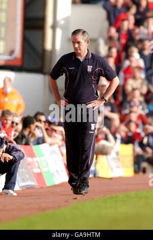 Soccer - FA Barclaycard Premiership - Arsenal v Ipswich Town. A dejected Ipswich Town manager George Burley Stock Photo