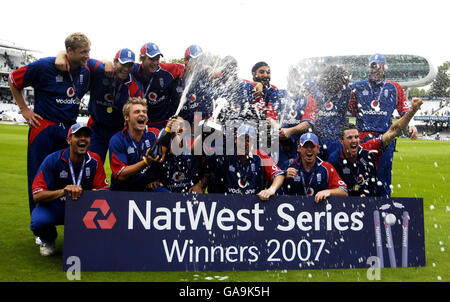Cricket - Seventh NatWest One Day International - England v India - Lord's. England celebrate their victory following the Seventh NatWest One Day International at Lord's, London. Stock Photo
