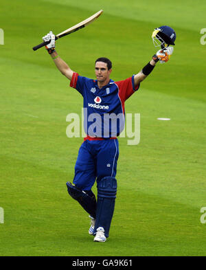 England's Kevin Pietersen celebrates their victory following the Seventh NatWest One Day International at Lord's, London. Stock Photo