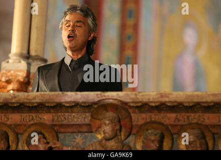 Andrea Bocelli sings during the funeral of Italian tenor Luciano Pavarotti in the 12th century cathedral Duomo Di Modena in Modena, Italy. Stock Photo