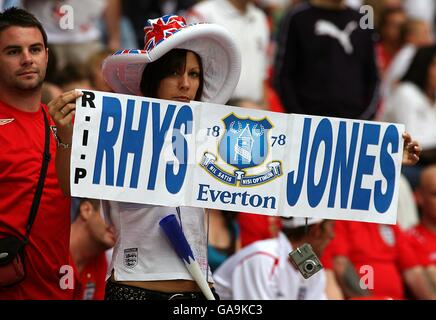 Soccer - UEFA European Championship 2008 Qualifying - Group E - England v Israel - Wembley Stadium. A fan holds up a tribute to murdered Everton fan Rhys Jones, in the stands before the game. Stock Photo
