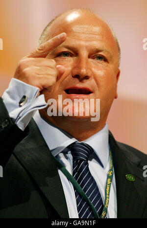 Bob Crow, General Secretary of the Rail, Maritime and Transport Union, speaking during the T.U.C. Conference at the Brighton Centre in Sussex. Stock Photo