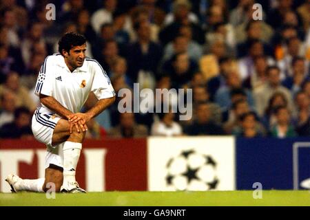 Real Madrid's Luis Figo (r) is congratulated on scoring their second goal  of the game by teammate David Beckham (l Stock Photo - Alamy