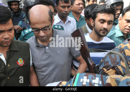 Dhaka, Bangladesh. 04th Aug, 2016. Bangladesh police escort former North South University teacher, Hasnat Karim (C-L)) and Canadian university student, Tahmid Hasib (C-R) towards the court as suspects in the Holey Artisan Bakery terror attack, in Dhaka on August 4, 2016. A British national and a student at a Canadian university who were dining at a Bangladeshi cafe when it was besieged by jihadists July 2, 2016, have been arrested on suspicion of involvement in the attack. Credit:  Sajjad Nayan/Alamy Live News Stock Photo