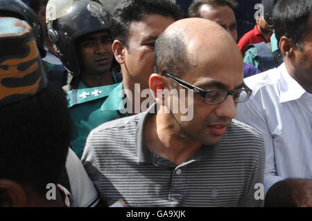 Dhaka, Bangladesh. 04th Aug, 2016. Bangladesh police escort former North South University teacher, Hasnat Karim (C) towards the court as suspects in the Holey Artisan Bakery terror attack, in Dhaka on August 4, 2016. A British national and a student at a Canadian university who were dining at a Bangladeshi cafe when it was besieged by jihadists July 2, 2016, have been arrested on suspicion of involvement in the attack. Credit:  Sajjad Nayan/Alamy Live News Stock Photo