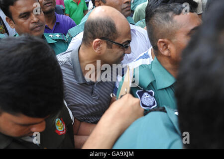 Dhaka, Bangladesh. 04th Aug, 2016. Bangladesh police escort former North South University teacher, Hasnat Karim (C) towards the court as suspects in the Holey Artisan Bakery terror attack, in Dhaka on August 4, 2016. A British national and a student at a Canadian university who were dining at a Bangladeshi cafe when it was besieged by jihadists July 2, 2016, have been arrested on suspicion of involvement in the attack. Credit:  Sajjad Nayan/Alamy Live News Stock Photo