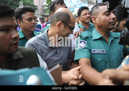 Dhaka, Bangladesh. 04th Aug, 2016. Bangladesh police escort former North South University teacher, Hasnat Karim (C) towards the court as suspects in the Holey Artisan Bakery terror attack, in Dhaka on August 4, 2016. A British national and a student at a Canadian university who were dining at a Bangladeshi cafe when it was besieged by jihadists July 2, 2016, have been arrested on suspicion of involvement in the attack. Credit:  Sajjad Nayan/Alamy Live News Stock Photo