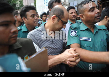 Dhaka, Bangladesh. 04th Aug, 2016. Bangladesh police escort former North South University teacher, Hasnat Karim (C) towards the court as suspects in the Holey Artisan Bakery terror attack, in Dhaka on August 4, 2016. A British national and a student at a Canadian university who were dining at a Bangladeshi cafe when it was besieged by jihadists July 2, 2016, have been arrested on suspicion of involvement in the attack. Credit:  Sajjad Nayan/Alamy Live News Stock Photo