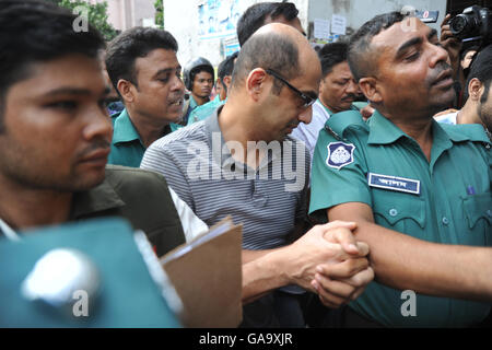 Dhaka, Bangladesh. 04th Aug, 2016. Bangladesh police escort former North South University teacher, Hasnat Karim (C) towards the court as suspects in the Holey Artisan Bakery terror attack, in Dhaka on August 4, 2016. A British national and a student at a Canadian university who were dining at a Bangladeshi cafe when it was besieged by jihadists July 2, 2016, have been arrested on suspicion of involvement in the attack. Credit:  Sajjad Nayan/Alamy Live News Stock Photo