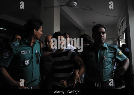 Dhaka, Bangladesh. 04th Aug, 2016. Bangladesh police escort former North South University teacher, Hasnat Karim (C-L)) and Canadian university student, Tahmid Hasib (C-R) towards the court as suspects in the Holey Artisan Bakery terror attack, in Dhaka on August 4, 2016. A British national and a student at a Canadian university who were dining at a Bangladeshi cafe when it was besieged by jihadists July 2, 2016, have been arrested on suspicion of involvement in the attack. Credit:  Sajjad Nayan/Alamy Live News Stock Photo