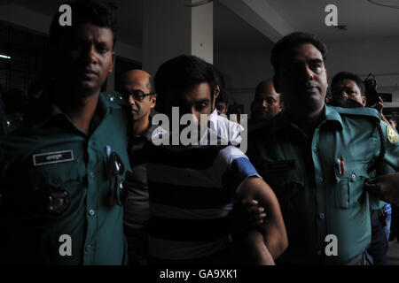 Dhaka, Bangladesh. 04th Aug, 2016. Bangladesh police escort former North South University teacher, Hasnat Karim (C-L)) and Canadian university student, Tahmid Hasib (C-R) towards the court as suspects in the Holey Artisan Bakery terror attack, in Dhaka on August 4, 2016. A British national and a student at a Canadian university who were dining at a Bangladeshi cafe when it was besieged by jihadists July 2, 2016, have been arrested on suspicion of involvement in the attack. Credit:  Sajjad Nayan/Alamy Live News Stock Photo