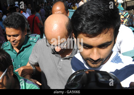 Dhaka, Bangladesh. 04th Aug, 2016. Bangladesh police escort former North South University teacher, Hasnat Karim (C-L)) and Canadian university student, Tahmid Hasib (C-R) towards the court as suspects in the Holey Artisan Bakery terror attack, in Dhaka on August 4, 2016. A British national and a student at a Canadian university who were dining at a Bangladeshi cafe when it was besieged by jihadists July 2, 2016, have been arrested on suspicion of involvement in the attack. Credit:  Sajjad Nayan/Alamy Live News Stock Photo