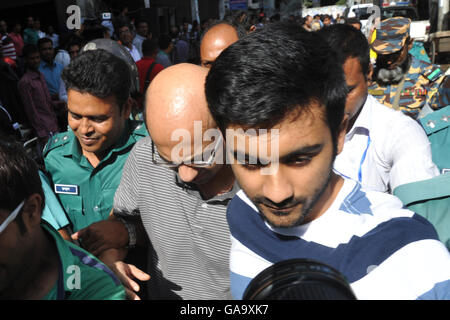 Dhaka, Bangladesh. 04th Aug, 2016. Bangladesh police escort former North South University teacher, Hasnat Karim (C-L)) and Canadian university student, Tahmid Hasib (C-R) towards the court as suspects in the Holey Artisan Bakery terror attack, in Dhaka on August 4, 2016. A British national and a student at a Canadian university who were dining at a Bangladeshi cafe when it was besieged by jihadists July 2, 2016, have been arrested on suspicion of involvement in the attack. Credit:  Sajjad Nayan/Alamy Live News Stock Photo