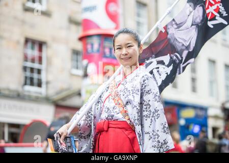 Edinburgh, Scotland, UK. 04th Aug, 2016. Street Performers on the High Street (Royal Mile) at the Edinburgh Fringe. Credit:  Richard Dyson/Alamy Live News Stock Photo