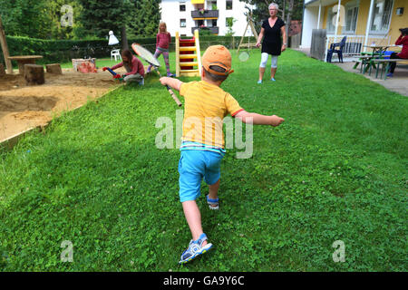 Bad Woerishofen, Germany. 26th July, 2016. A boy playing in the garden of the Familien&KindHaus (Family & Child House) in Bad Woerishofen, Germany, 26 July 2016. PHOTO: KARL-JOSEF HILDENBRAND/dpa/Alamy Live News Stock Photo