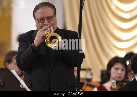 Cesky Krumlov, Czech Republic. 04th Aug, 2016. Jazz musician Arturo Sandoval, accompanied by the South Czech Philharmonic, performs at International Music Festival Cesky Krumlov, Czech Republic, August 4, 2016. © Vaclav Pancer/CTK Photo/Alamy Live News Stock Photo