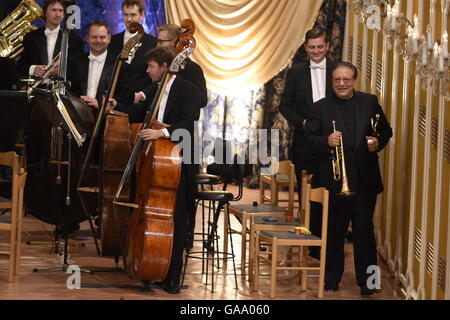 Cesky Krumlov, Czech Republic. 04th Aug, 2016. Jazz musician Arturo Sandoval, right, accompanied by the South Czech Philharmonic, performs at International Music Festival Cesky Krumlov, Czech Republic, August 4, 2016. © Vaclav Pancer/CTK Photo/Alamy Live News Stock Photo