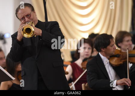 Cesky Krumlov, Czech Republic. 04th Aug, 2016. Jazz musician Arturo Sandoval, accompanied by the South Czech Philharmonic, performs at International Music Festival Cesky Krumlov, Czech Republic, August 4, 2016. © Vaclav Pancer/CTK Photo/Alamy Live News Stock Photo