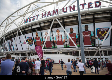 London, UK. 4th August, 2016. Fans arrive at the Olympic Stadium in Stratford, now known as the London Stadium, for West Ham United’s inaugural game there following their transfer from the Boleyn Ground at Upton Park. A Europa League third qualifying round match against NK Domzale of Slovenia, West Ham United won the match 3-0. Credit:  Mark Kerrison/Alamy Live News