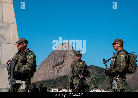 Rio de Janeiro, Brazil. 31st July, 2016. Soldiers guard all the important strategic points in Rio de Janeiro, Brazil, 31 July 2016. More than 85,000 security personnel are reported to be active currently. PHOTO: PETER BAUZA/DPA - NO WIRE SERVICE - © dpa/Alamy Live News Stock Photo