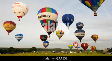 Durdham Down, Clifton, Bristol, UK. 5 August 2016 Mass ascent of Balloons to launch the annual Bristol International Balloon Fiesta. Credit:  Carolyn Eaton/Alamy Live News Stock Photo
