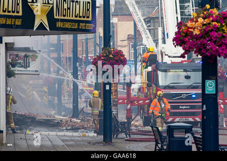 Great Yarmouth, UK. 5th Aug, 2016. Fire fighters attending fire at an indoor market and bowling alley in Great Yarmouth. Retail units and a popular bowling alley were all destroyed when fire broke out around 3AM on the pedestrianised Regent Road causing nearby residents to be evacuated. Credit:  Adrian Buck/Alamy Live News Stock Photo