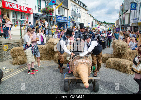 Penzance, Cornwall, UK. 5th August 2016. Steampunk soapbox derby at Penzance, starts a day of festivities culminating in the transformation of the giant 'Man Engine' later on in the day. Credit:  Simon Maycock/Alamy Live News Stock Photo