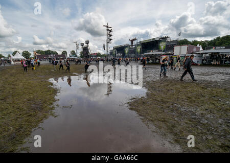 Wacken, Germany. 5th Aug, 2016. Heavy metal fans in the muddy festival site at the Wacken Open Air festival in Wacken, Germany, 5 August 2016. 75,000 fans are attending what organisers say is the largest heavy metal festival in the world. PHOTO: AXEL HEIMKEN/DPA/Alamy Live News Stock Photo