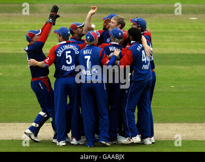 Cricket - Seventh NatWest One Day International - England v India - Lord's. England players celebrate after the wicket of India's Sachin Tendulkar during the Seventh NatWest One Day International at Lord's, London. Stock Photo