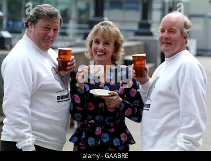 File image, dated 01-06-1991. TV presenter Esther Rantzen with Emmerdale actors Richard Thorpe, left, and Ronald Magill. Stock Photo
