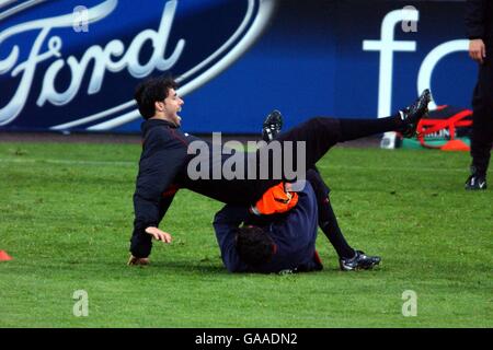 Manchester United's Ruud Van Nistelrooy and teammate Raimond van der Gouw fool around during training Stock Photo