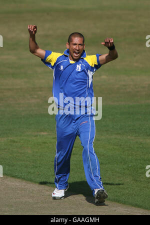 Warwickshire Bears' A. Thomas celebrates after taking the wicket of Worcestershire Royals' Kabir Ali. Stock Photo