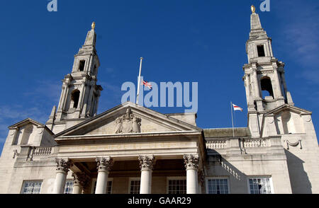 The Union flag over Leeds Civic Hall flies at half mast today to mark the death of terminal cancer sufferer and charity fundraiser Jane Tomlinson. Stock Photo