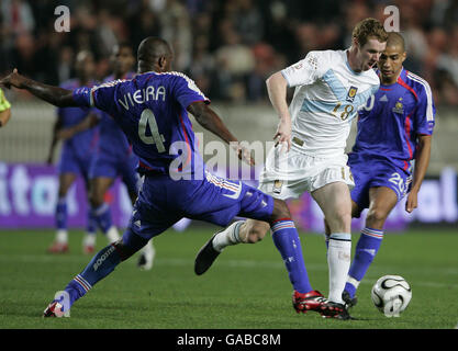 Soccer - UEFA European Championship 2008 Qualifying - Group B - France v Scotland - Parc des Princes. Scotland's Stephen Pearson challenges France's Patrick Vieira (l) and David Trezeguet (r) Stock Photo