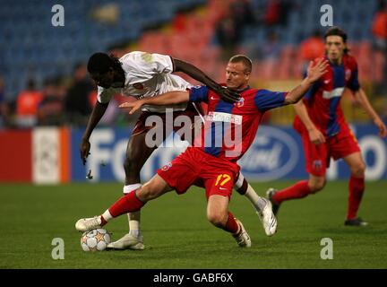 Soccer - UEFA Champions League - Group H - Steaua Bucharesti v Arsenal -  Steaua Stadium. Steaua Bucharesti, team group Stock Photo - Alamy