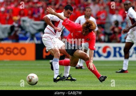 Soccer -Fifa World Cup 2002 - Group D - Republic Of Korea v USA. Korea's Sang Chul Yoo battles with USA's Claudio Reyna Stock Photo