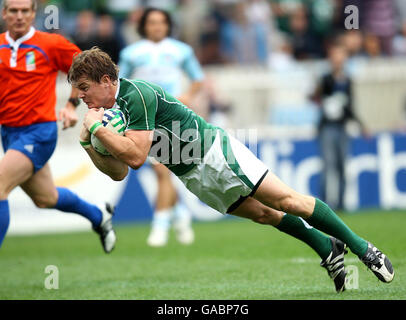 Rugby Union - IRB Rugby World Cup 2007 - Pool D - Ireland v Argentina - Parc des Princes. Ireland's Brian O'Driscoll scores a try during the IRB Rugby World Cup Pool D match at the Parc des Princes, Paris, France. Stock Photo